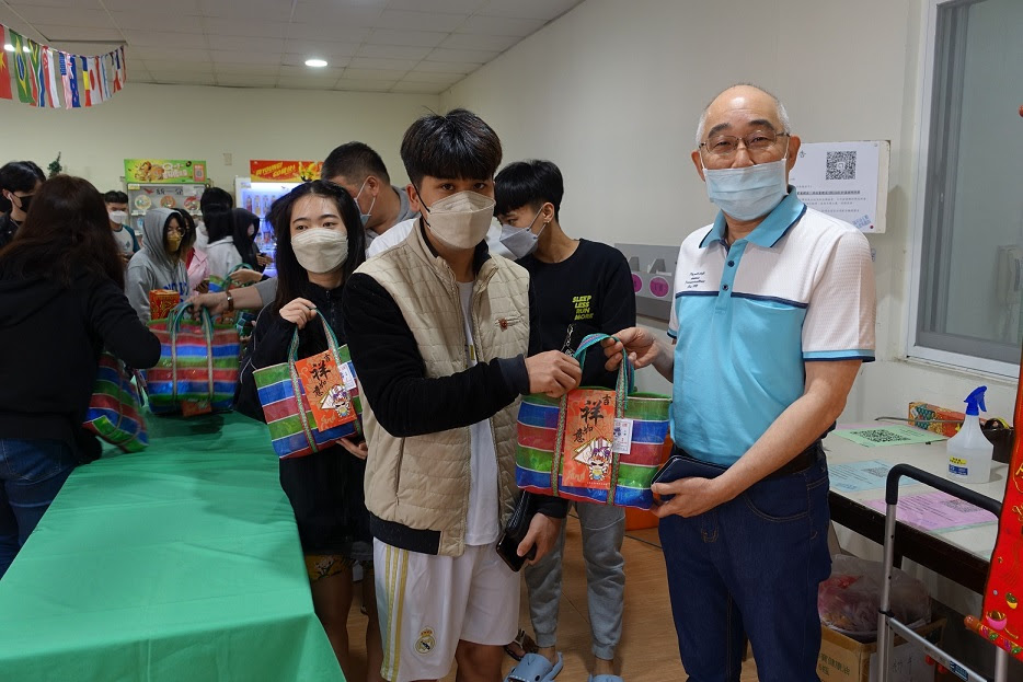 Shu-Te University gifted the international students a Taiwanese retro bag filled with warm blessings